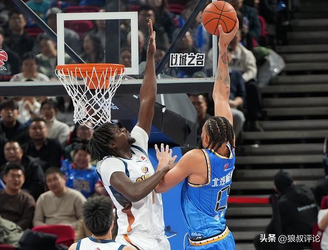 世界杯手机投注-CBA生涯首秀!麦基12中5得12分6板3助 连续“举火烧天”引关注